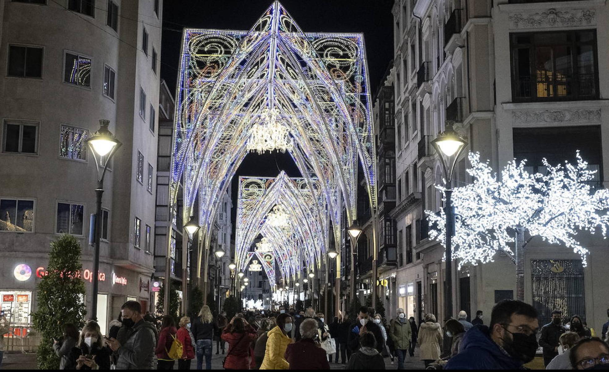 Iluminación navideña en la calle Santiago de Valladolid.