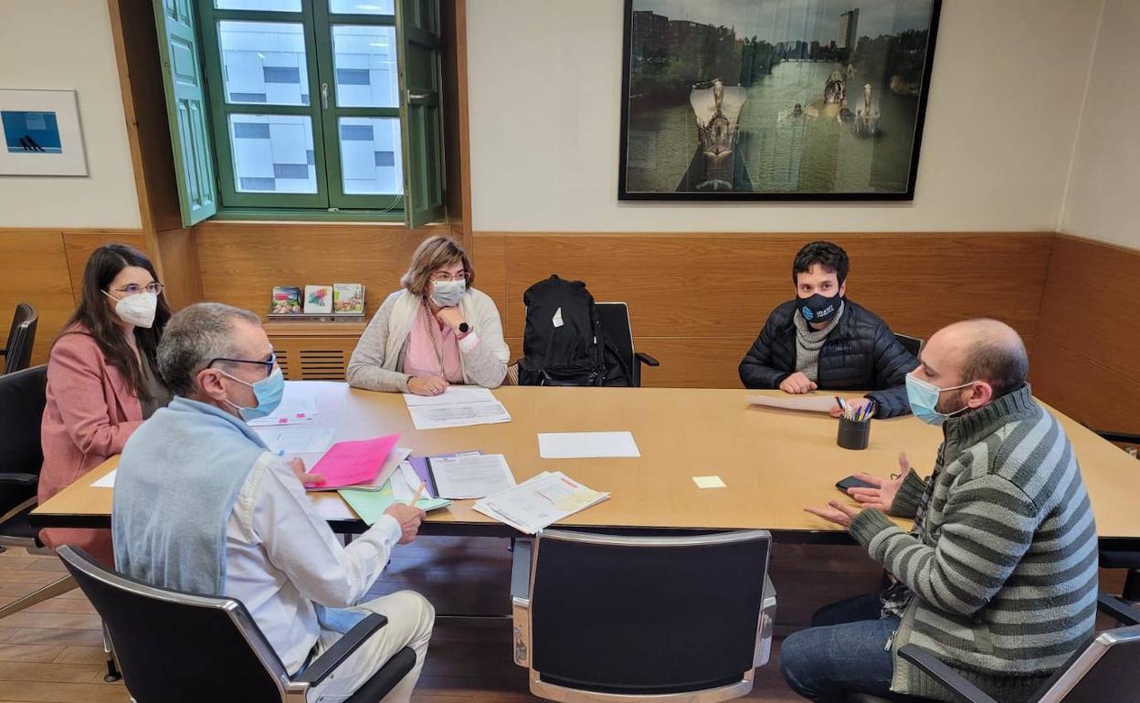 Los integrantes del jurado, durante la deliberación. 