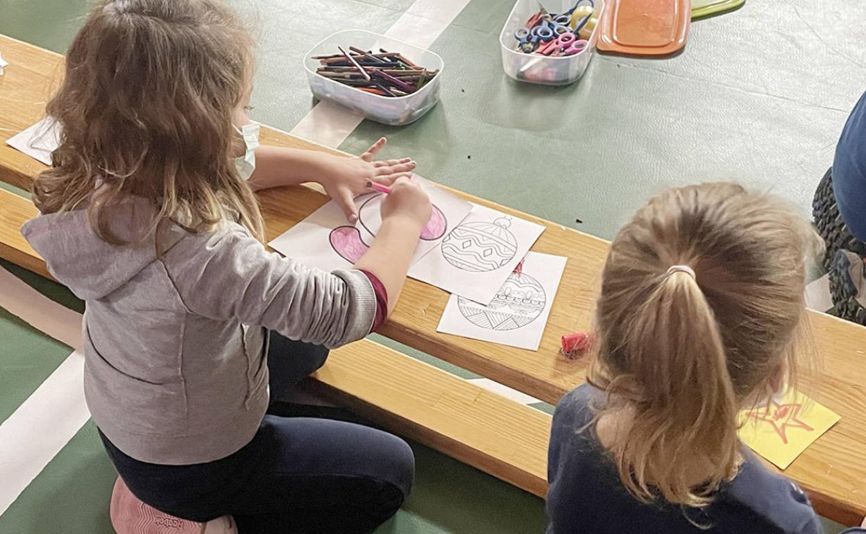 Taller navideño bilingüe 'La Navidad alrededor del mundo' en Carbajosa de la Sagrada. 