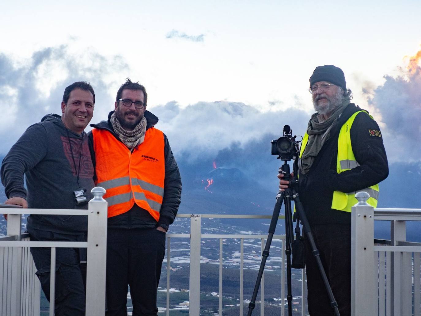 Juan José García, Ángel Cogolludo y Andrés Magai, con el volcán aún activo al fondo.