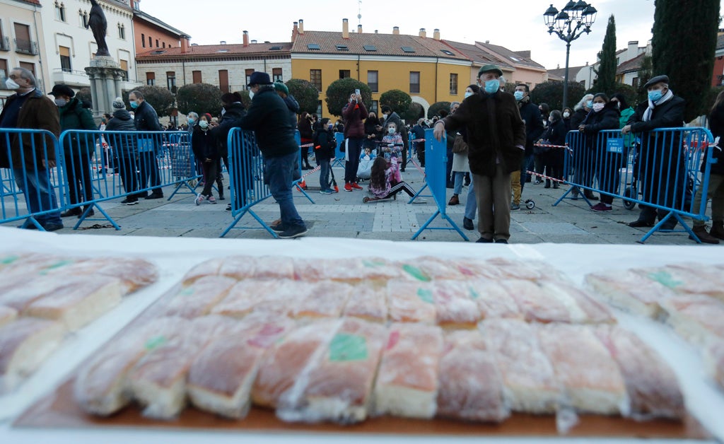 Multitudinario reparto del roscón navideño en Palencia.