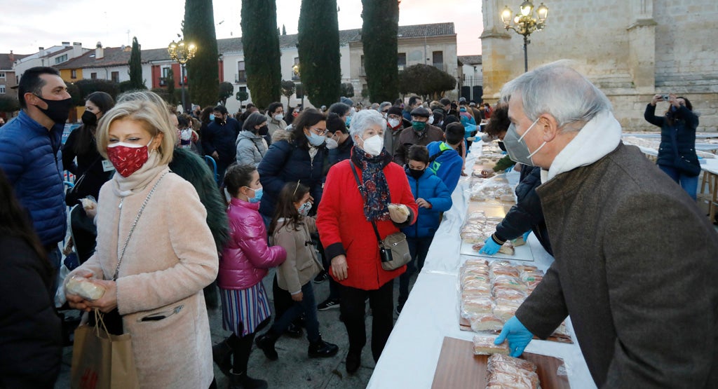 Multitudinario reparto del roscón navideño en Palencia.