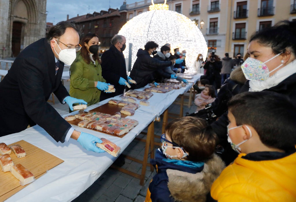 Galería. Reparto de raciones de roscón, este martes por la tarde a los pies de la Catedral de Palencia.