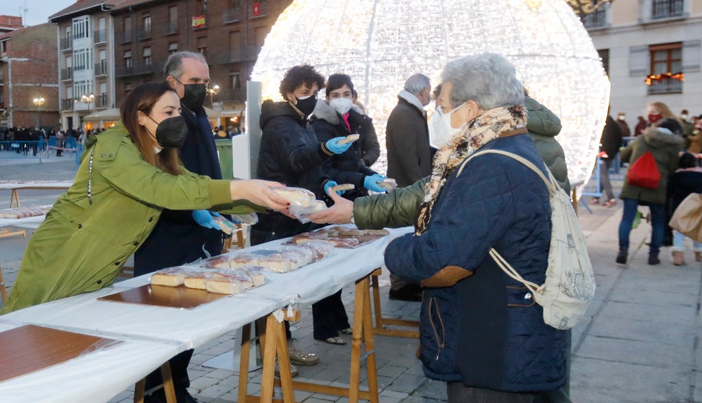 Multitudinario reparto del roscón navideño en Palencia.