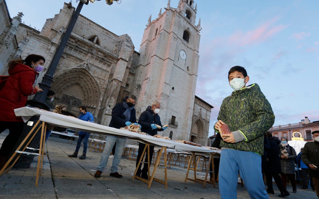 Multitudinario reparto del roscón navideño en Palencia.