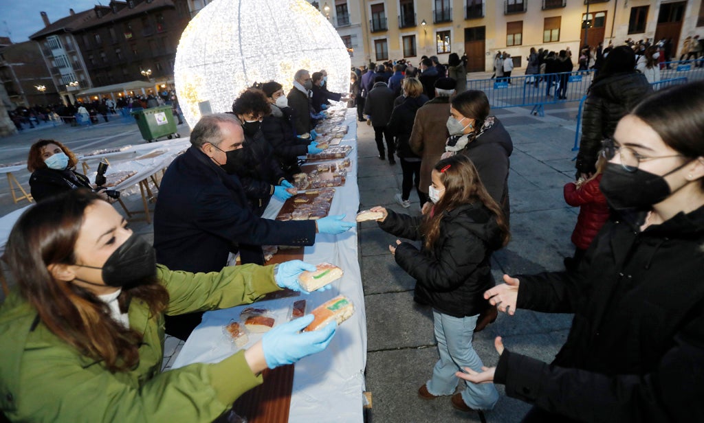 Multitudinario reparto del roscón navideño en Palencia.