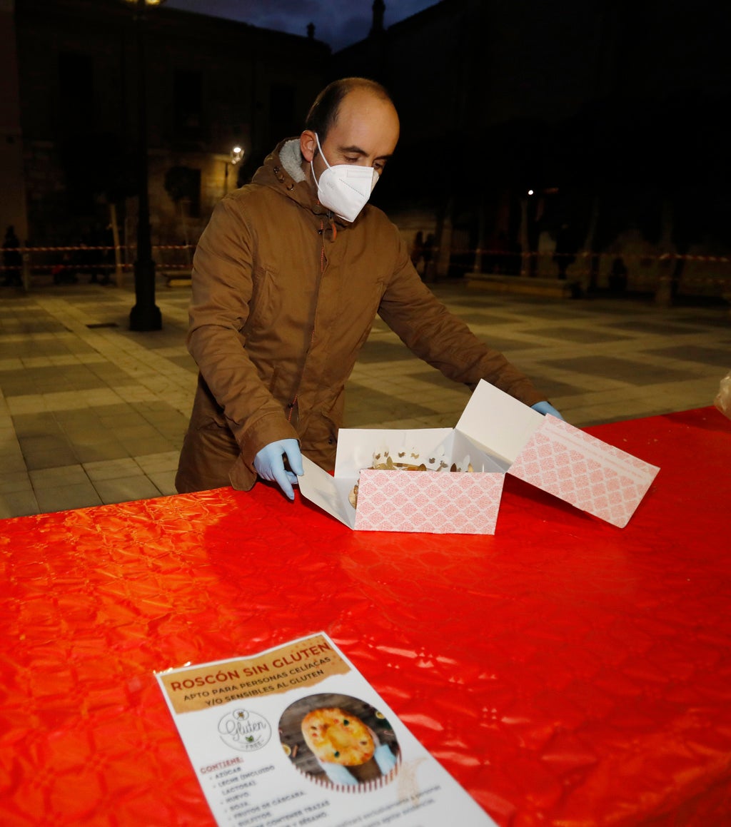 Multitudinario reparto del roscón navideño en Palencia.