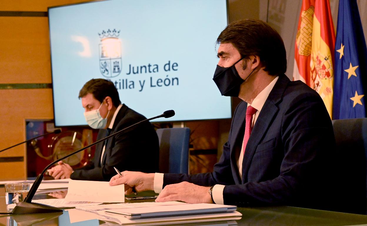 El consejero portavoz, Carlos Fernández Carriedo, y el de Fomento y Medio Ambiente, Juan Carlos Suárez-Quiñones.