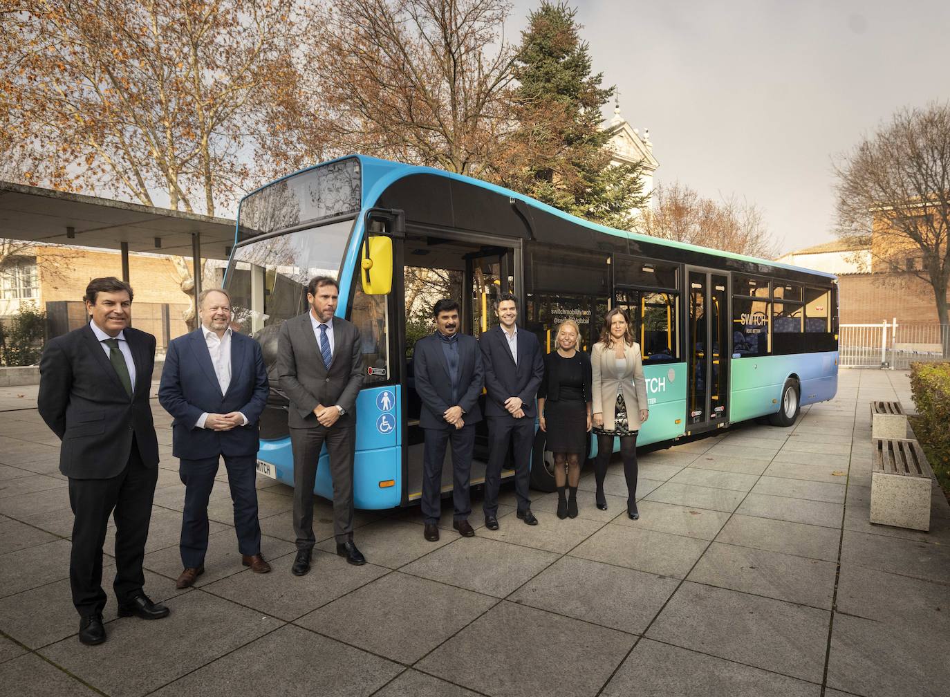 Imagen principal - Arriba, el CEO de Switch Mobility, Andy Palmer (segundo por la izquierda), en la presentación de su planta de autobuses para Valladolid. Abajo, Luca Di Meo ha enderezado el rumbo de Renault y unas obras de construcción de un edificio.