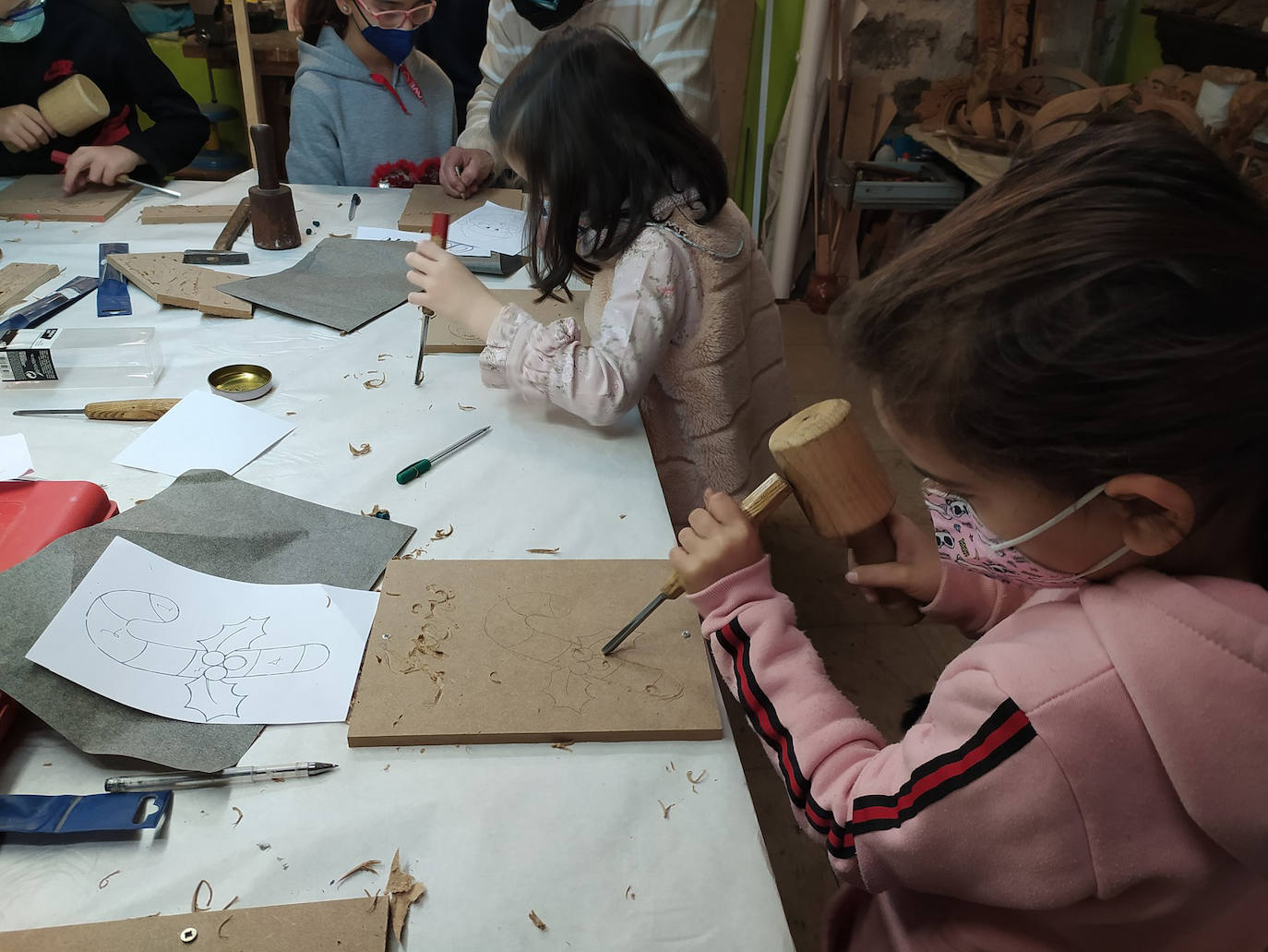 Los niños de Rioseco aprenden las nociones de escultura de la mano de Ángel Martín