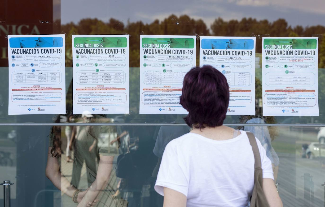 Una mujer, el pasado mes de junio, consulta las fechas de vacunación en el Centro Cultural Miguel Delibes de Valladolid.