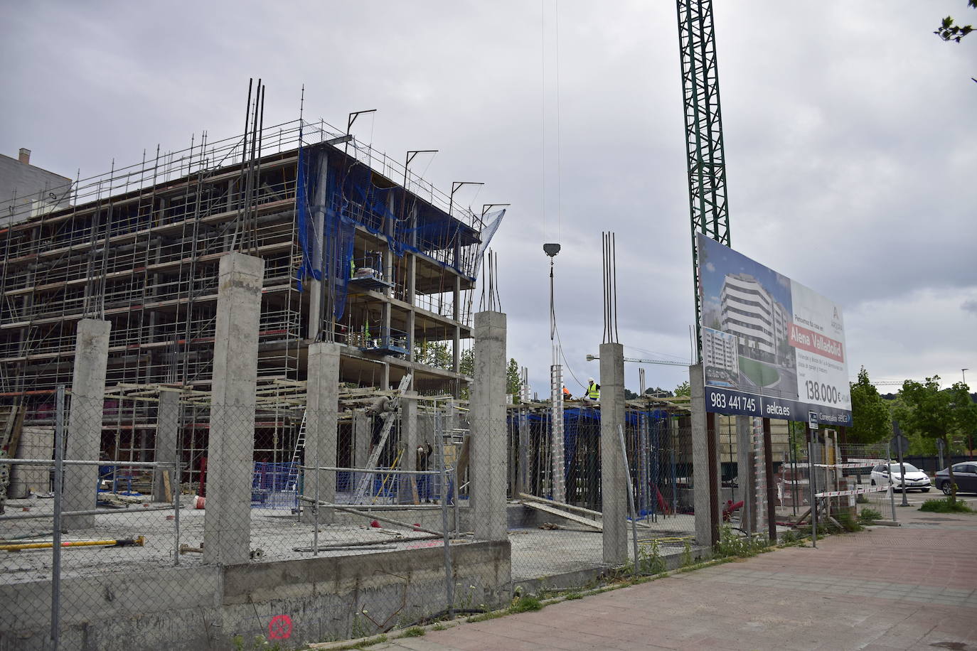 Imagen secundaria 2 - Arriba, el CEO de Switch Mobility, Andy Palmer (segundo por la izquierda), en la presentación de su planta de autobuses para Valladolid. Abajo, Luca Di Meo ha enderezado el rumbo de Renault y unas obras de construcción de un edificio.