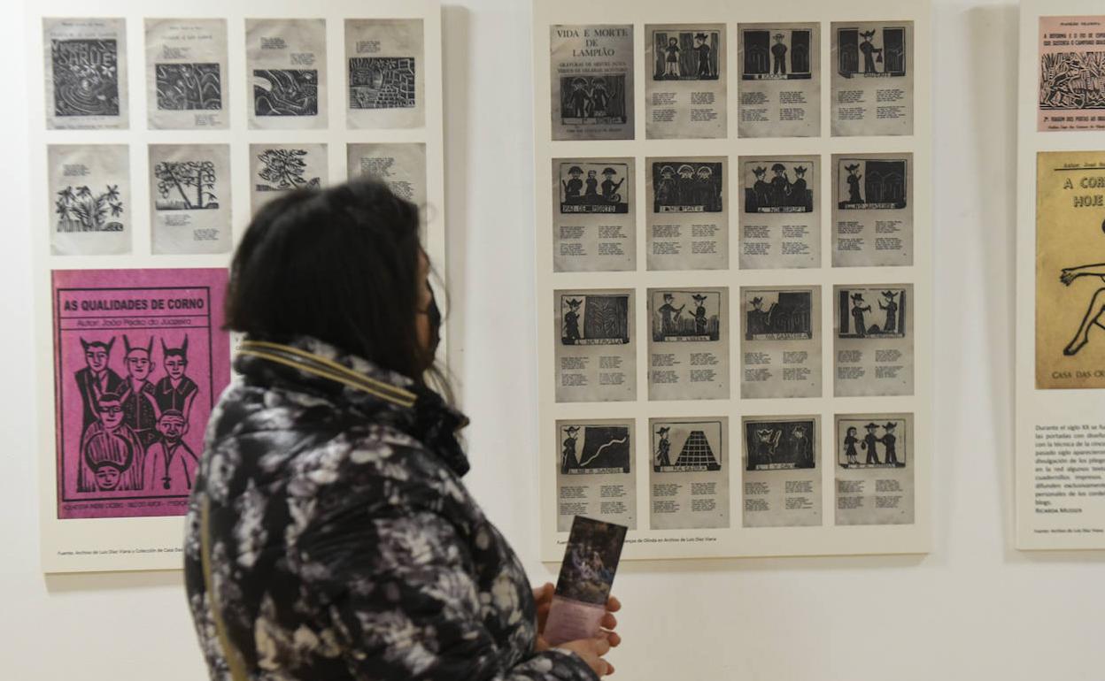 Una mujer recorre la exposición 'De lo oral a lo impreso', en la Casa de Zorrilla, con varias muestras de los pliegos de cordel.