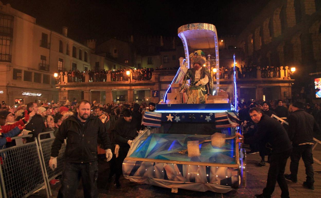 Llegada de la carroza de Gaspar al Azoguejo de Segovia en una anterior edición de la Cabalgata. 