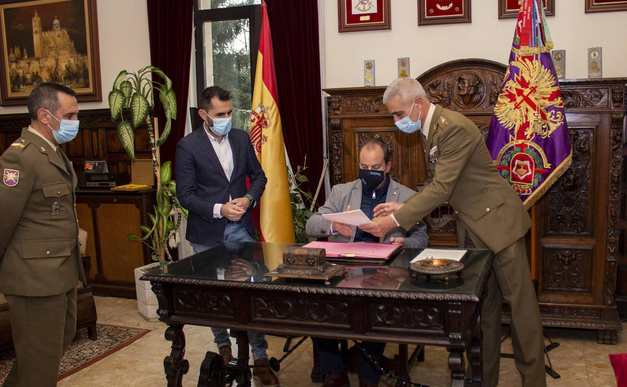 Firma del convenio entre las tres entidades para llevar a cabo las jornadas técnicas.