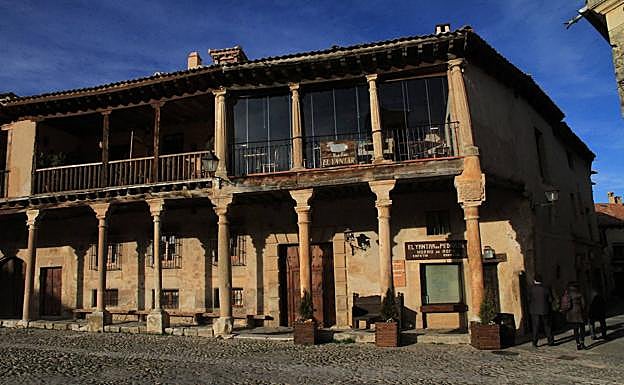 Imagen principal - Soportales en Pedraza, el castillo de Ponferrada y Las Arribes del Duero, protagonistas del libro, 