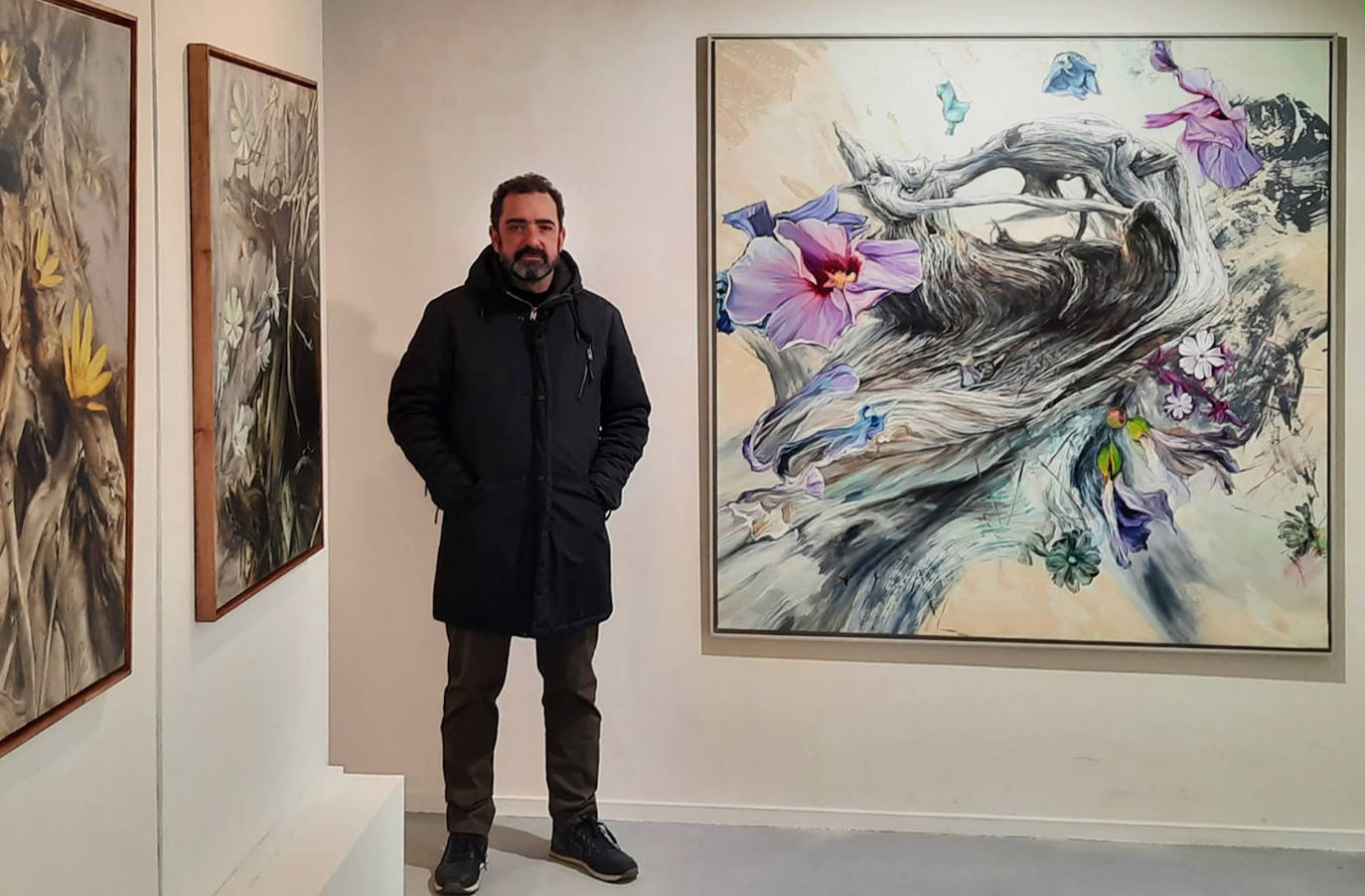 Pedro Cebrián, junto a varias de sus obras.