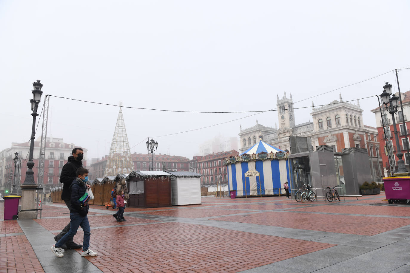 Fotos: La ciudad de Valladolid despede el año con niebla