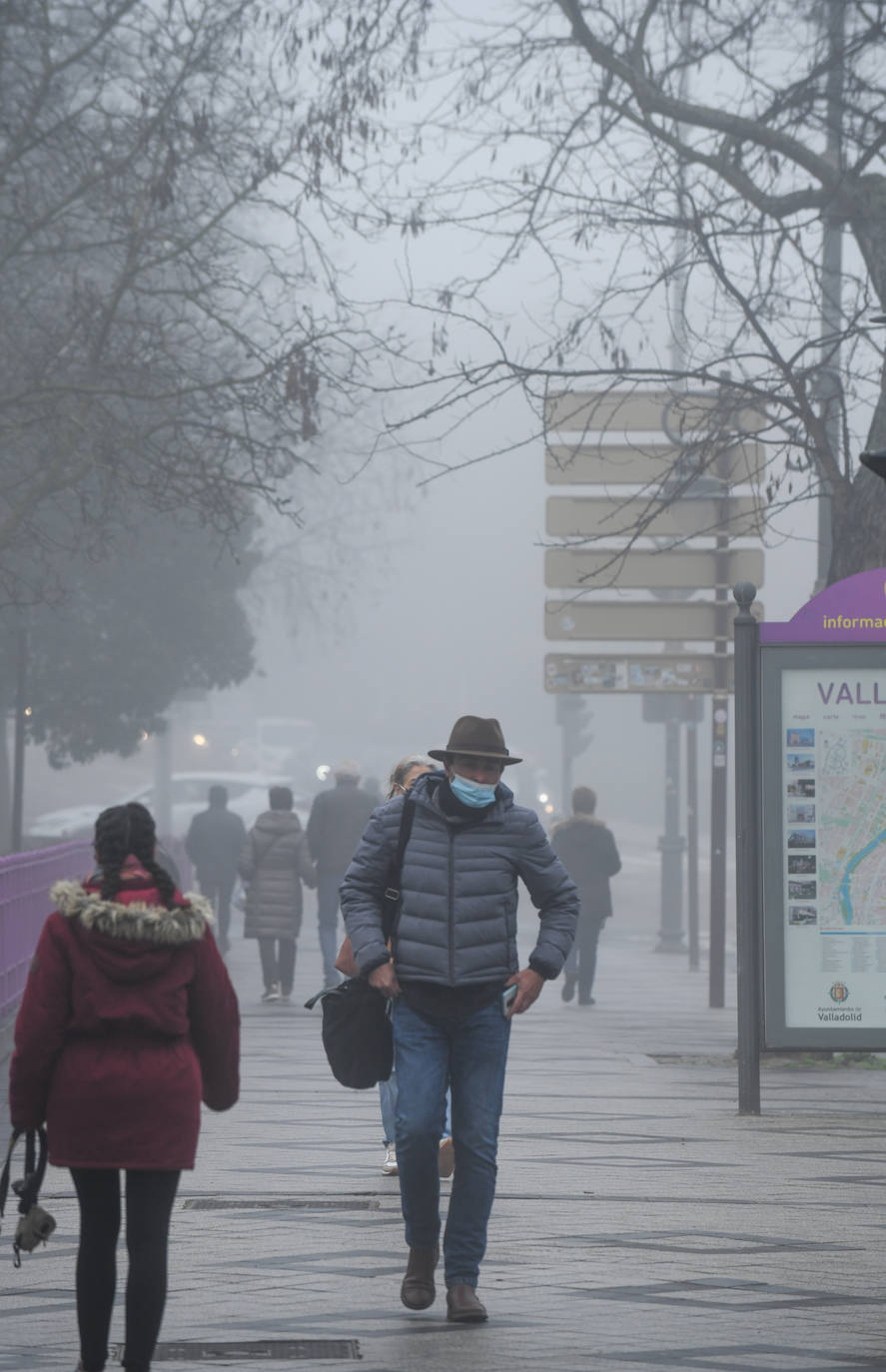 Fotos: La ciudad de Valladolid despede el año con niebla