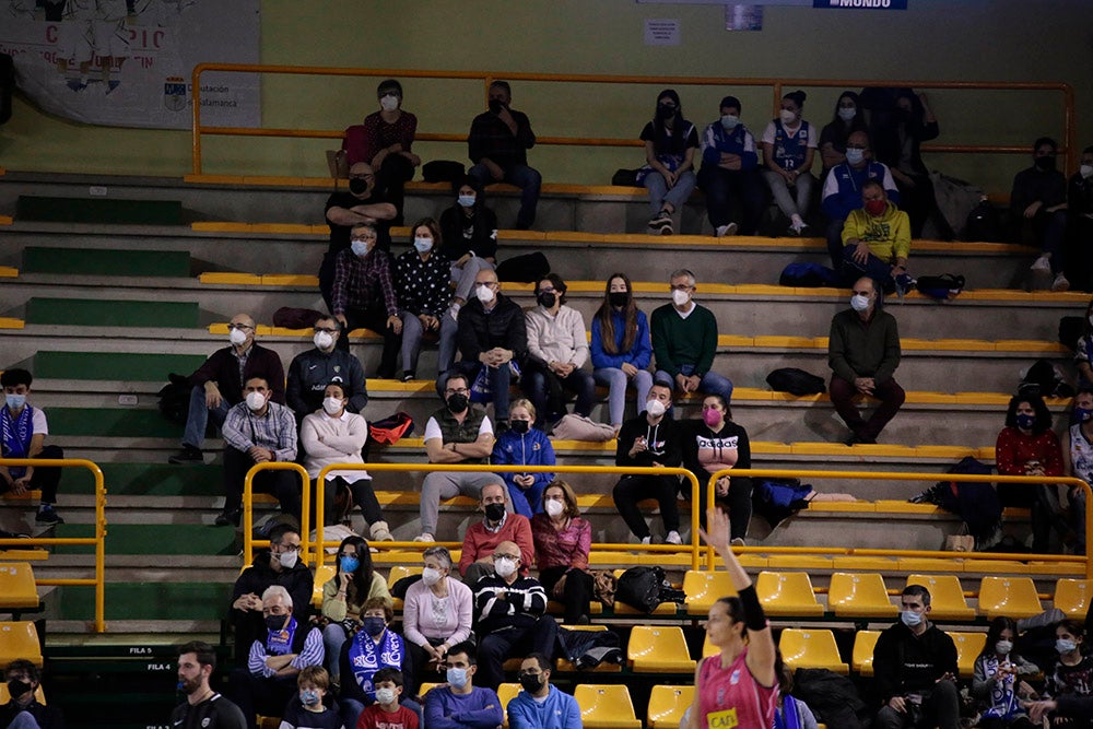 Las fechas festivas y la situación sanitaria dieron lugar a un Würzburg con muchos huecos en las gradas para despedir el año con victoria