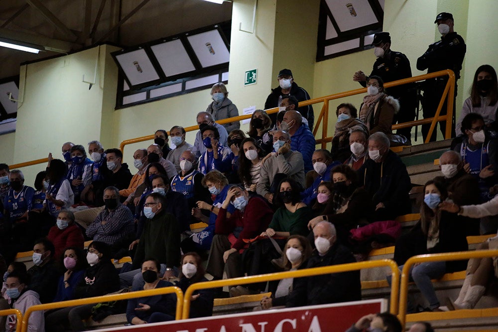 Las fechas festivas y la situación sanitaria dieron lugar a un Würzburg con muchos huecos en las gradas para despedir el año con victoria