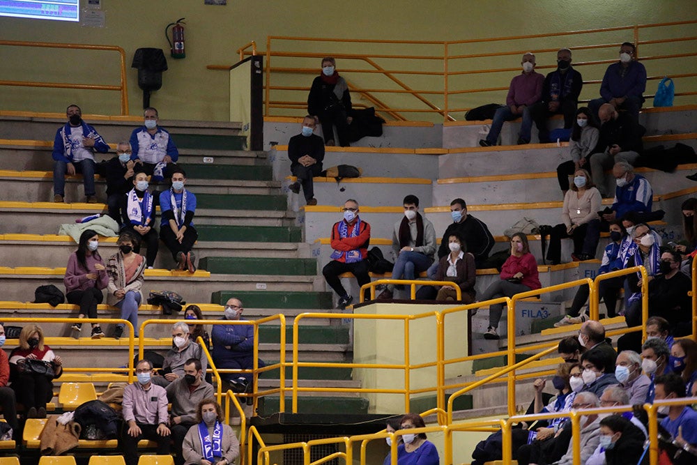 Las fechas festivas y la situación sanitaria dieron lugar a un Würzburg con muchos huecos en las gradas para despedir el año con victoria