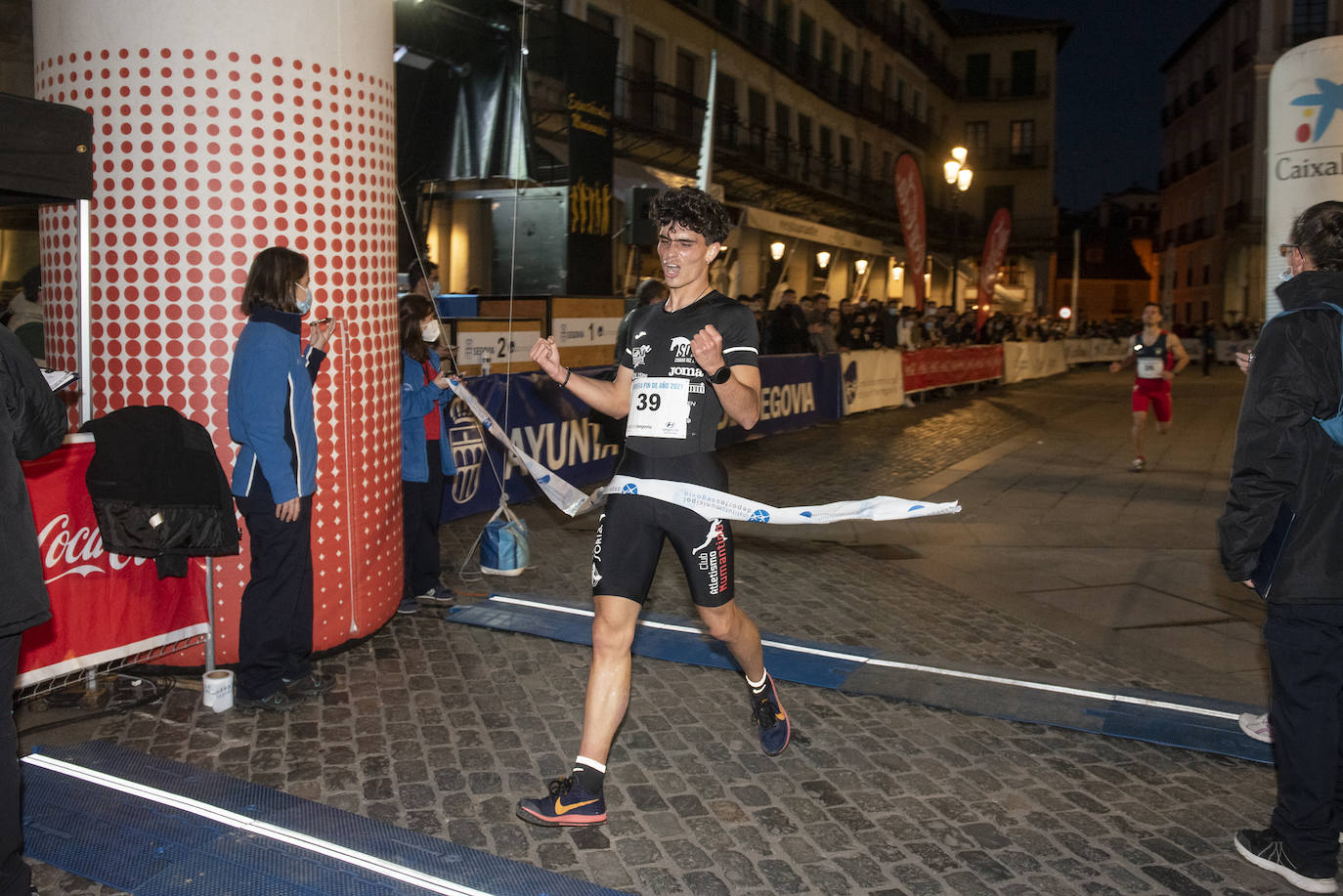 Sergio Prieto cruza la línea de meta en primer lugar en la Carrera de Fin de Año de Segovia.