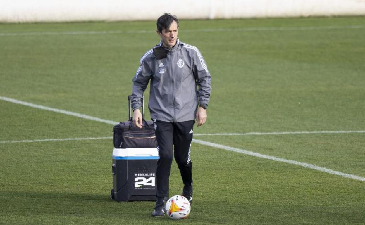 Pacheta observa el trabajo de sus jugadores en un entrenamiento. 