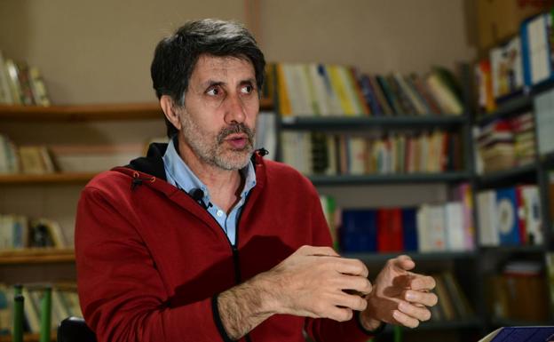 El autor de '¿Quién me enseña a vivir?', durante la entrevista.