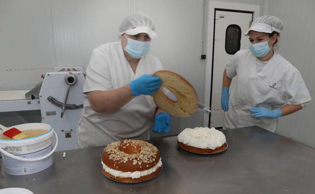 El roscón de Reyes quizás no venga del Lejano Oriente, como los Magos, pero cada 6 de enero visita multitud de hogares y se convierte en el protagonista de la fiesta y de la mesa, desde el desayuno hasta a merienda. 