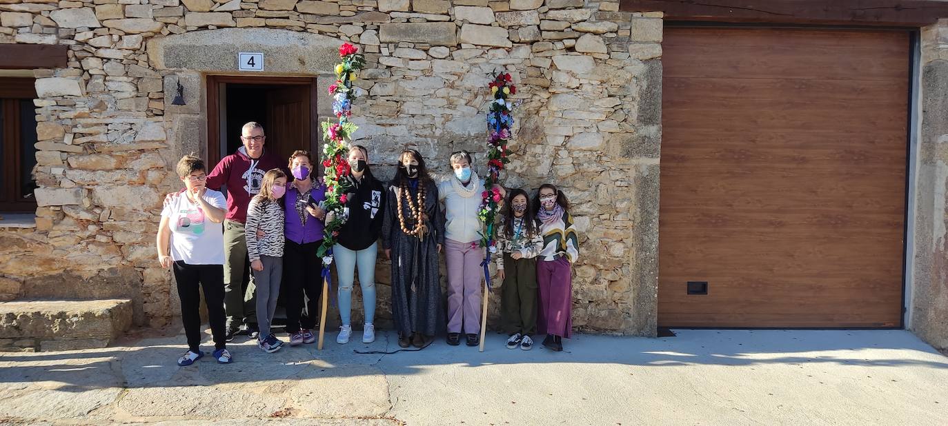 “El Perrero” forma parte del grupo de fiestas de Castilla y León (y de España y Portugal) qué aún conservan un fuerte vínculo con lo mágico y lo ritual. En este caso, como en otros, es un personaje (El Perrero) el encargado de “activar” el paso entre el bien y el mal del momento del año en el que estamos, despedir lo negativo, traumático, oscuro y recibir lo luminoso, positivo y lo que renace, antes vinculado a las nuevas cosechas como ciclo vital.