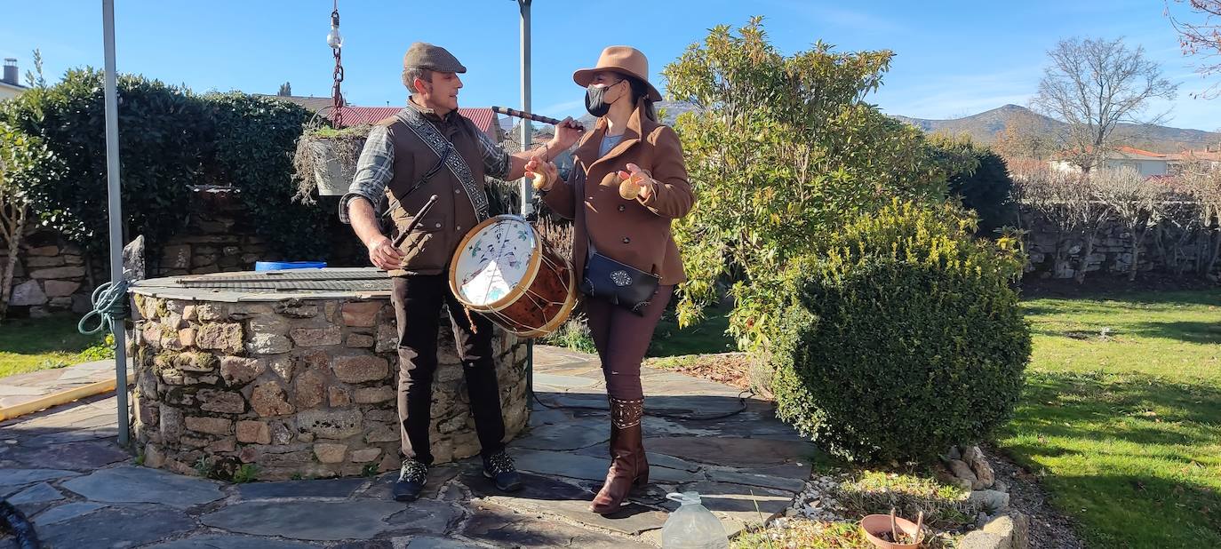 “El Perrero” forma parte del grupo de fiestas de Castilla y León (y de España y Portugal) qué aún conservan un fuerte vínculo con lo mágico y lo ritual. En este caso, como en otros, es un personaje (El Perrero) el encargado de “activar” el paso entre el bien y el mal del momento del año en el que estamos, despedir lo negativo, traumático, oscuro y recibir lo luminoso, positivo y lo que renace, antes vinculado a las nuevas cosechas como ciclo vital.