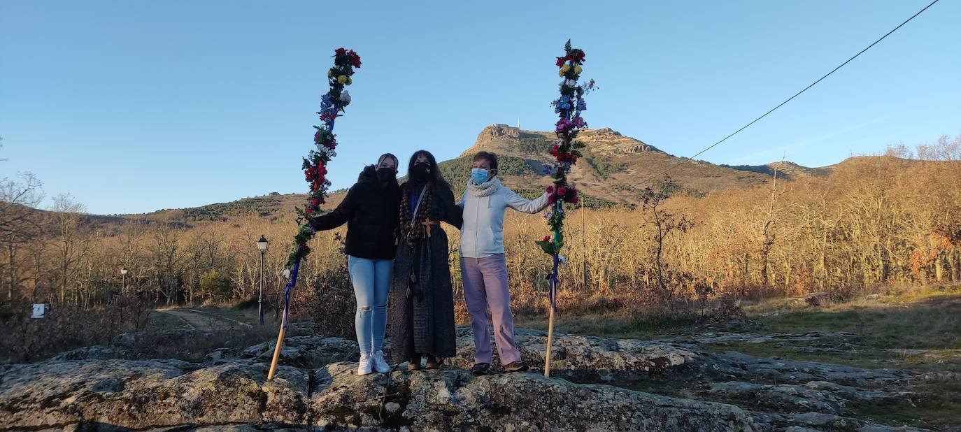 “El Perrero” forma parte del grupo de fiestas de Castilla y León (y de España y Portugal) qué aún conservan un fuerte vínculo con lo mágico y lo ritual. En este caso, como en otros, es un personaje (El Perrero) el encargado de “activar” el paso entre el bien y el mal del momento del año en el que estamos, despedir lo negativo, traumático, oscuro y recibir lo luminoso, positivo y lo que renace, antes vinculado a las nuevas cosechas como ciclo vital.