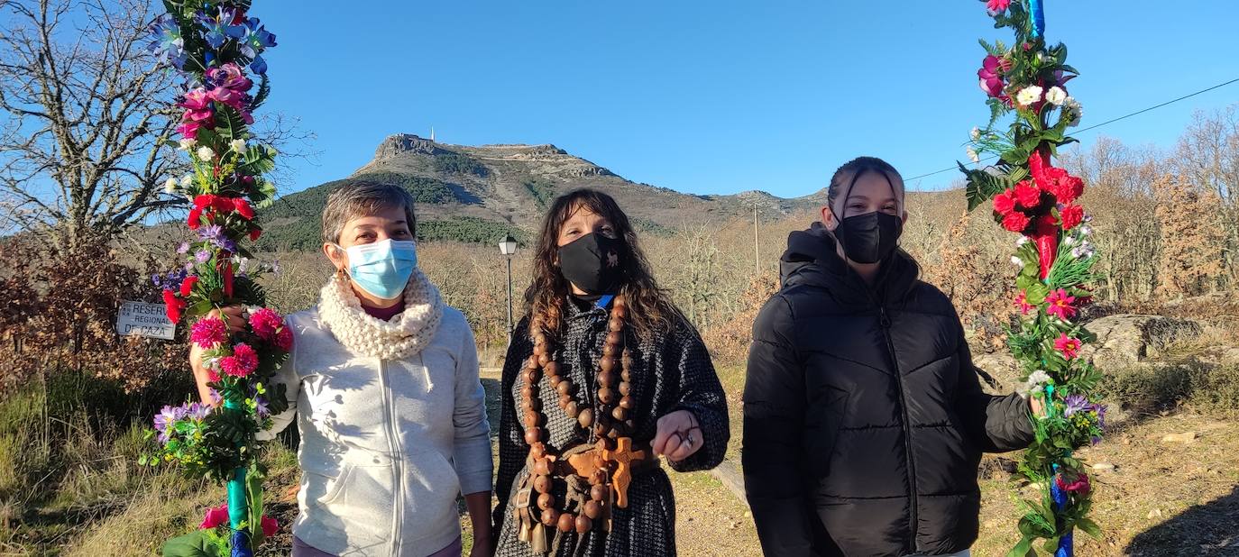 “El Perrero” forma parte del grupo de fiestas de Castilla y León (y de España y Portugal) qué aún conservan un fuerte vínculo con lo mágico y lo ritual. En este caso, como en otros, es un personaje (El Perrero) el encargado de “activar” el paso entre el bien y el mal del momento del año en el que estamos, despedir lo negativo, traumático, oscuro y recibir lo luminoso, positivo y lo que renace, antes vinculado a las nuevas cosechas como ciclo vital.