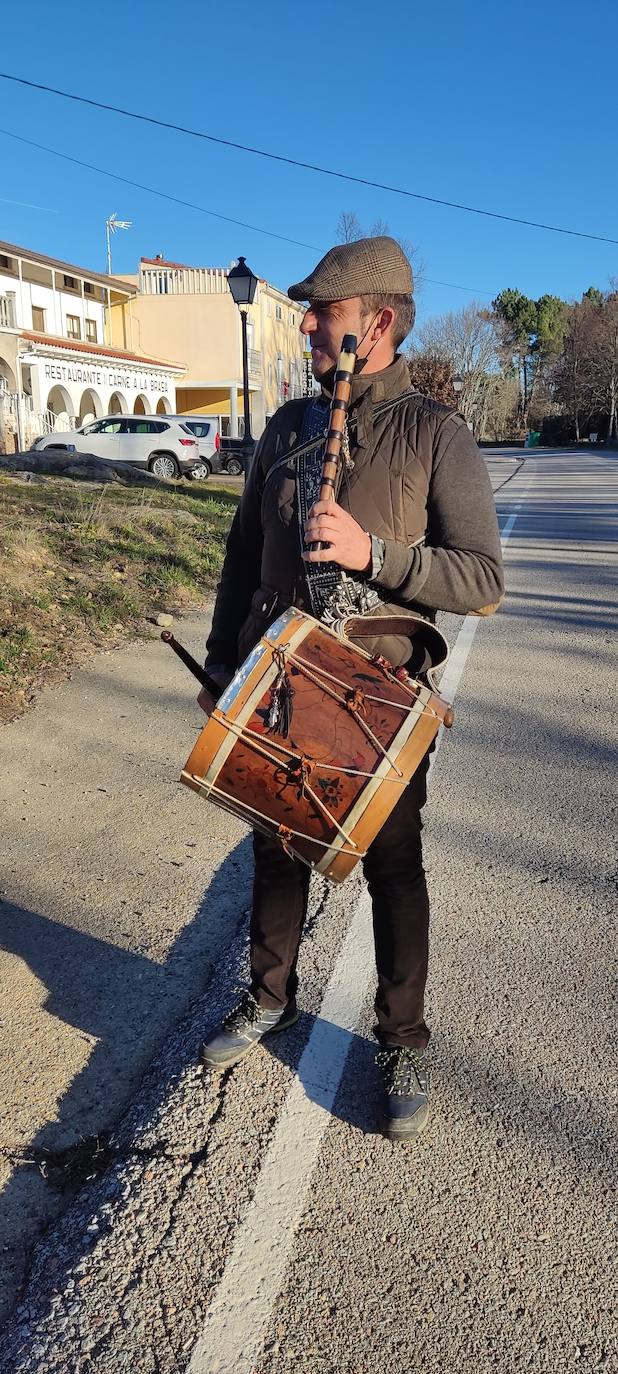 “El Perrero” forma parte del grupo de fiestas de Castilla y León (y de España y Portugal) qué aún conservan un fuerte vínculo con lo mágico y lo ritual. En este caso, como en otros, es un personaje (El Perrero) el encargado de “activar” el paso entre el bien y el mal del momento del año en el que estamos, despedir lo negativo, traumático, oscuro y recibir lo luminoso, positivo y lo que renace, antes vinculado a las nuevas cosechas como ciclo vital.