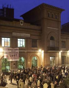 Imagen secundaria 2 - En la imagen superior, el accidente en el que fallecieron nueve personas y 35 resultaron heridos en la A-6, a la altura de Simancas. Mar Flores en la inauguración de Equinoccio Park y manifestación ante el colegio García Quintana para reclamar la retirada de las antenas de telefonía.