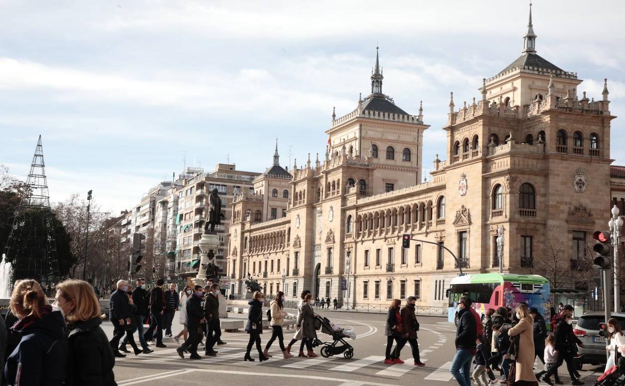 Los vallisoletanos pasean por la plaza Zorrilla la mañana del 1 de enero de 2022. 