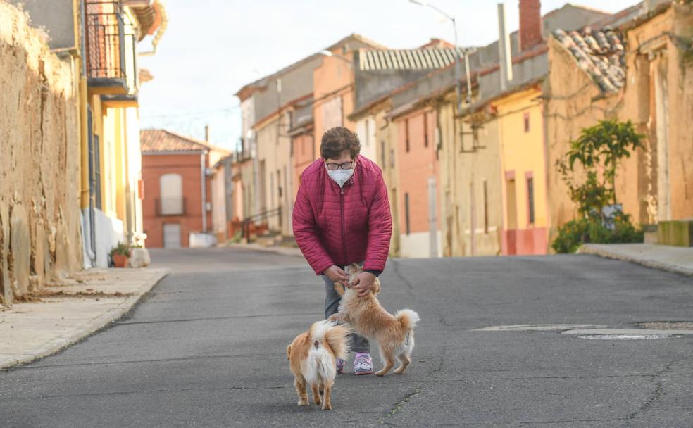 Raquel Molina, vecina de Vega de Valdetronco, pasea a sus perros.