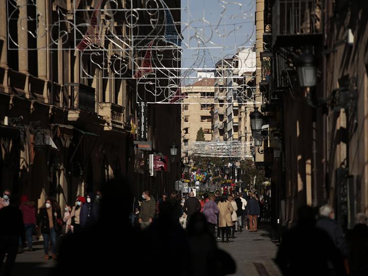 La temperatura primaveral en el día de Año Nuevo le da a las calles de Salamanca un gran ambiente desde el embarcadero hasta la Plaza Mayor 
