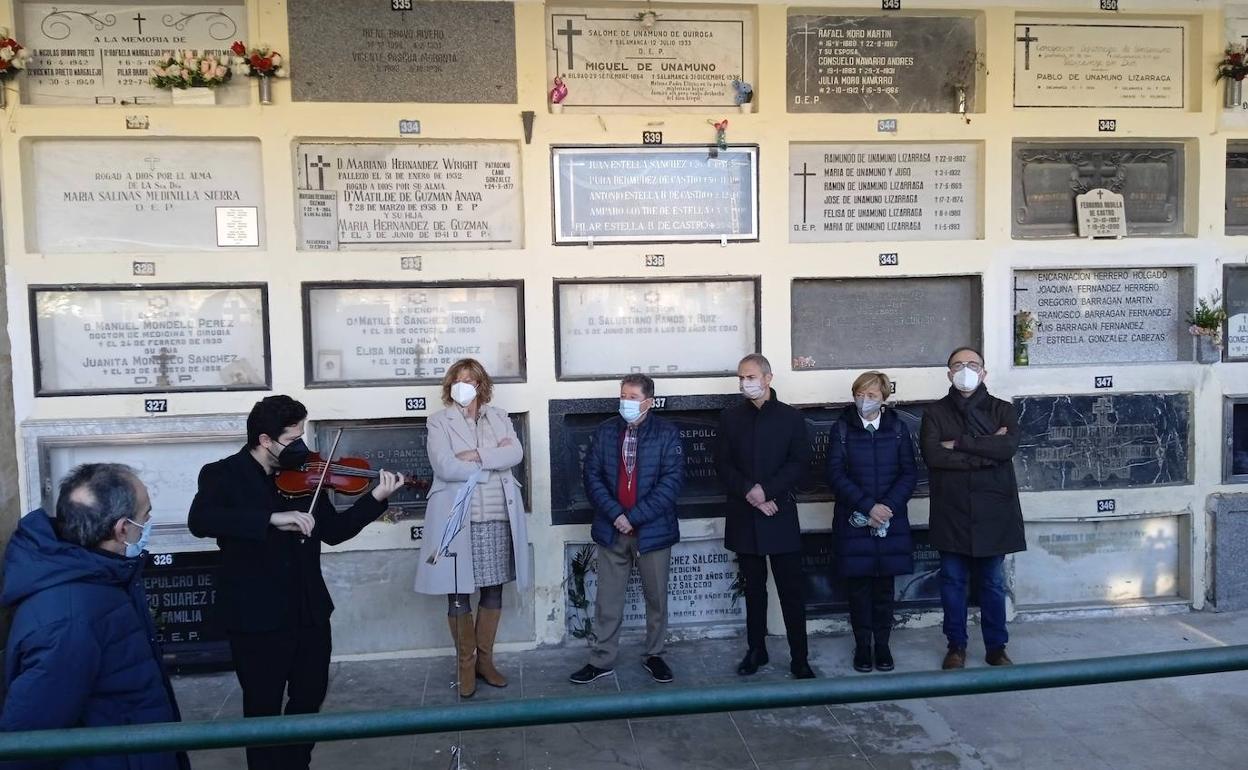 Un momento del homenaje celebrado junto a la lápida de Unamuno.