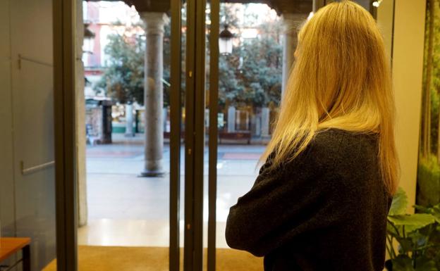 Una empleada de la tienda City Hall, en la calle Ferrari, observa el exterior. 