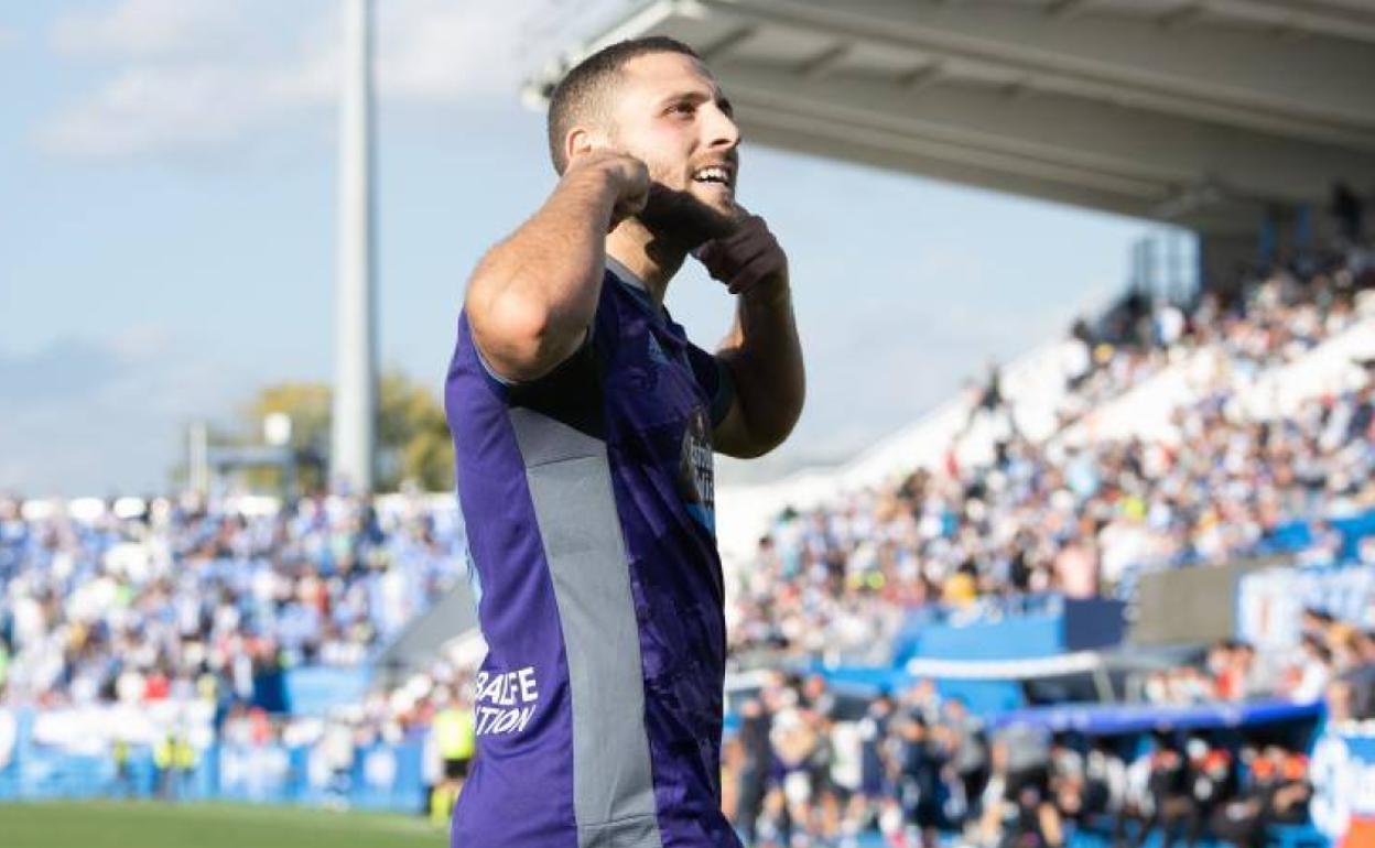 Shon Weissman se dirige a los aficionados con un gesto ya clásico tras marcar en Butarque en el partido de ida. 