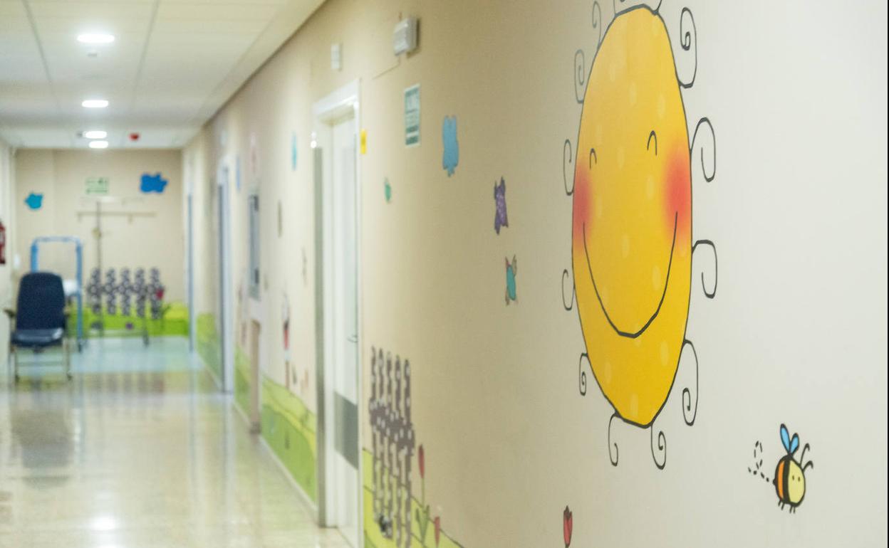Pasillo decorado de la planta de Pediatría del Hospital Río Carrión. 