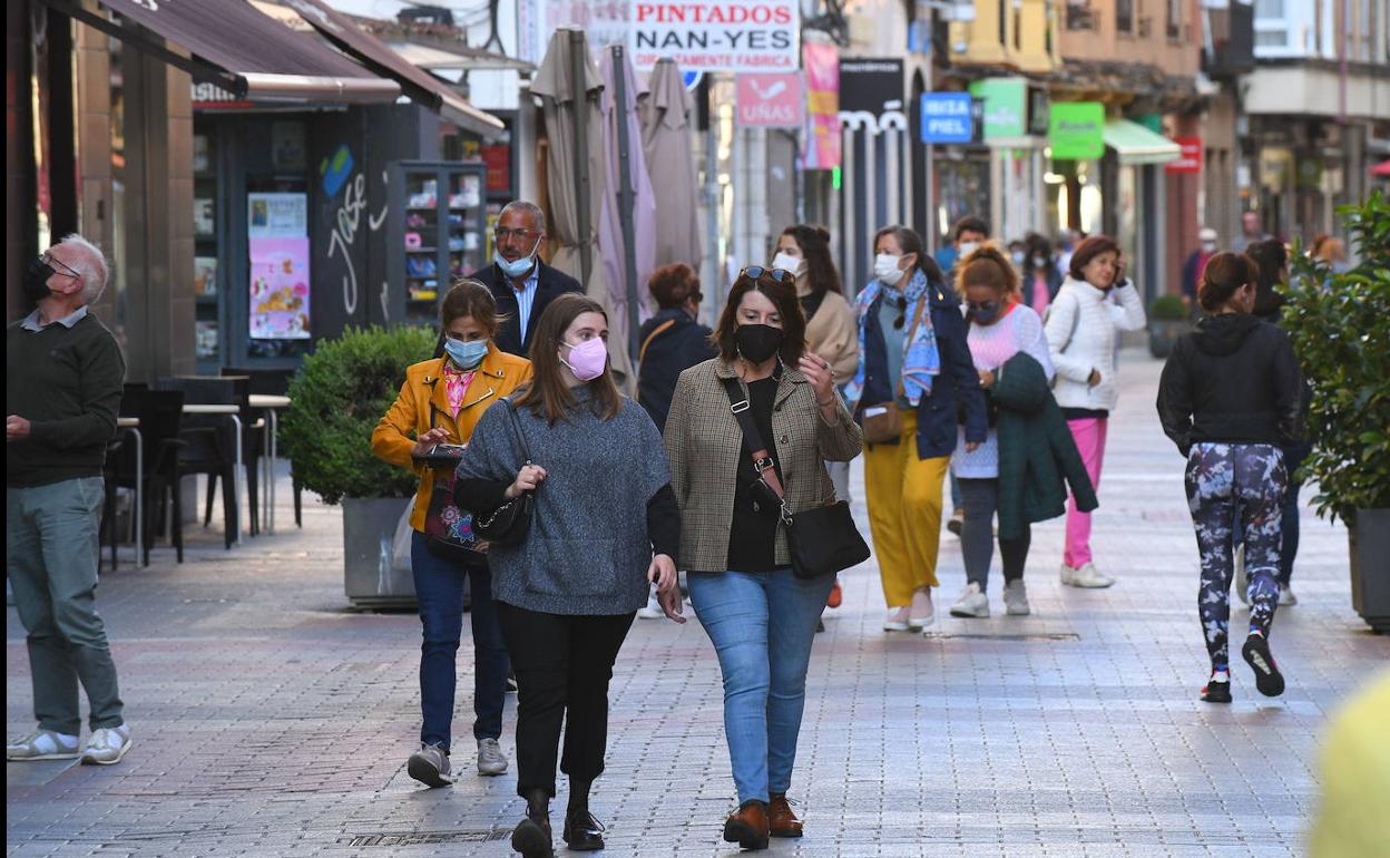 Gente con mascarilla en una calle de Valladolid.