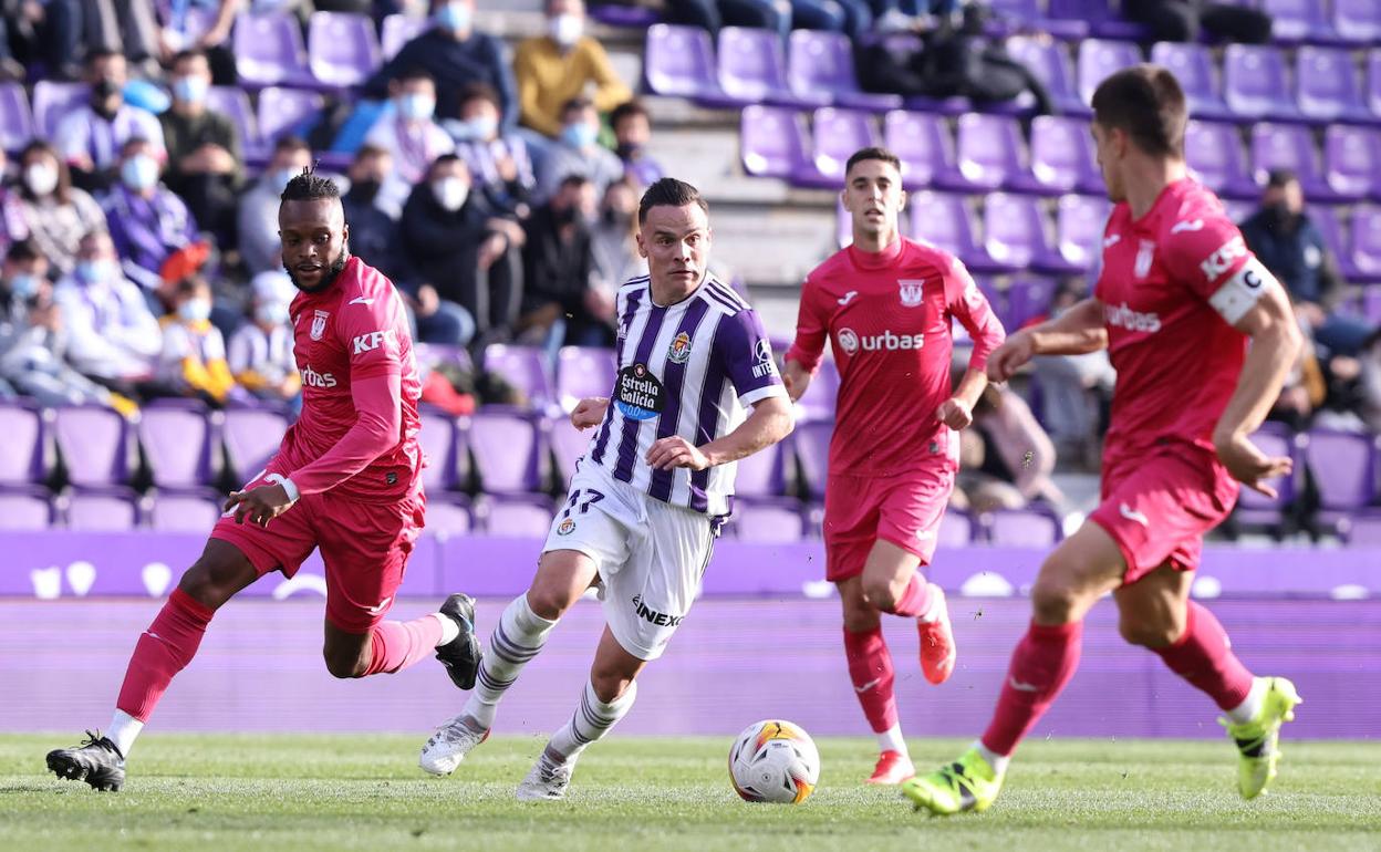 Roque Mesa, rodeado de contrarios, lidera un ataque blanquivioleta.