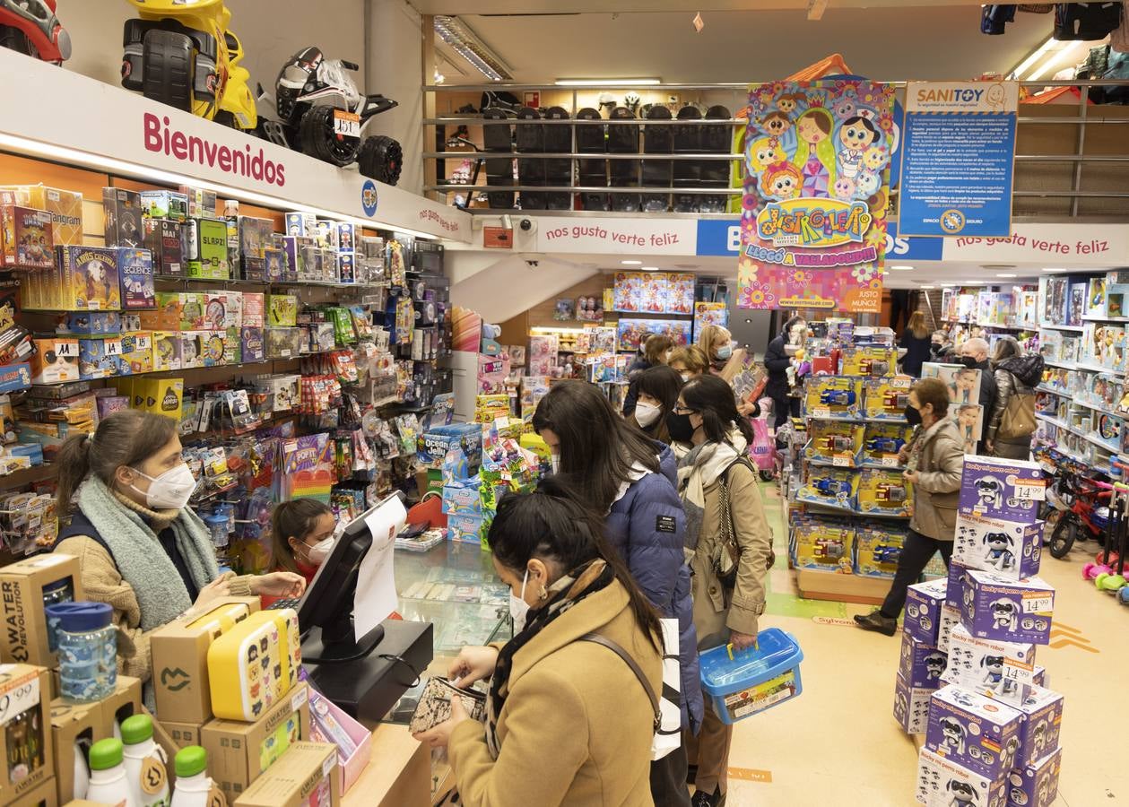 Fotos: Los comercios de Valladolid se llenan antes de la noche de Reyes