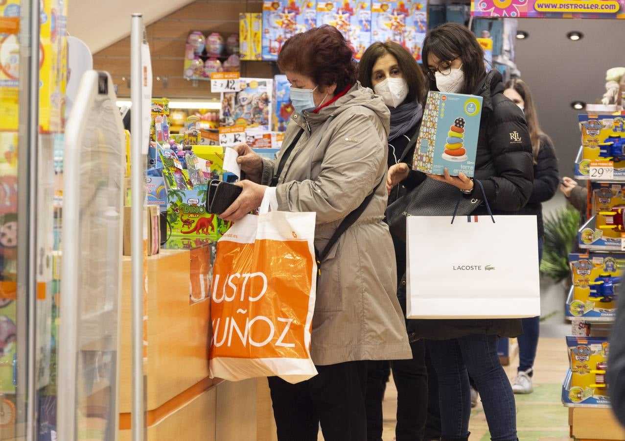 Fotos: Los comercios de Valladolid se llenan antes de la noche de Reyes