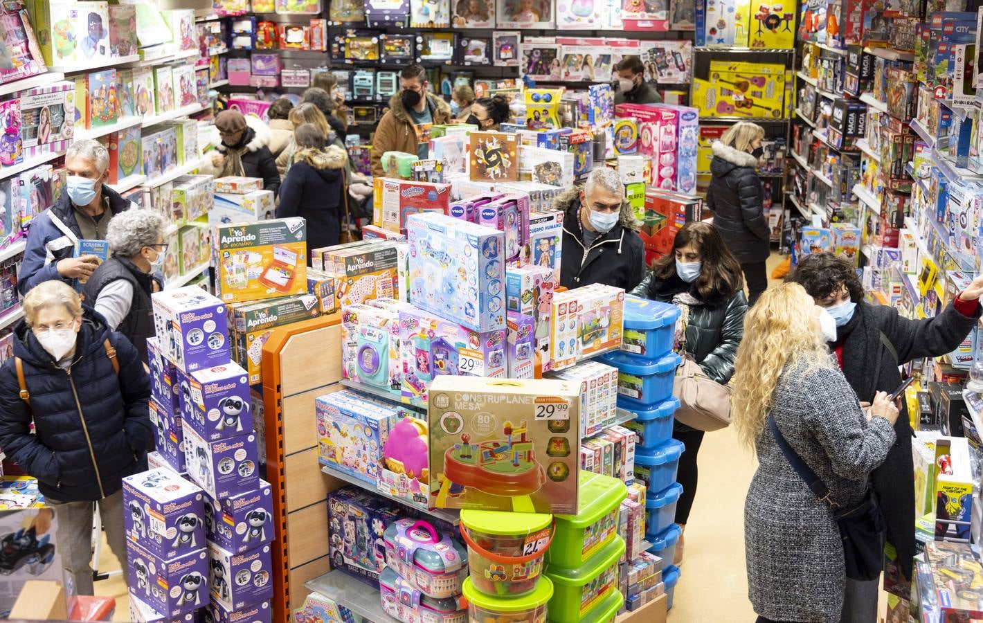 Fotos: Los comercios de Valladolid se llenan antes de la noche de Reyes