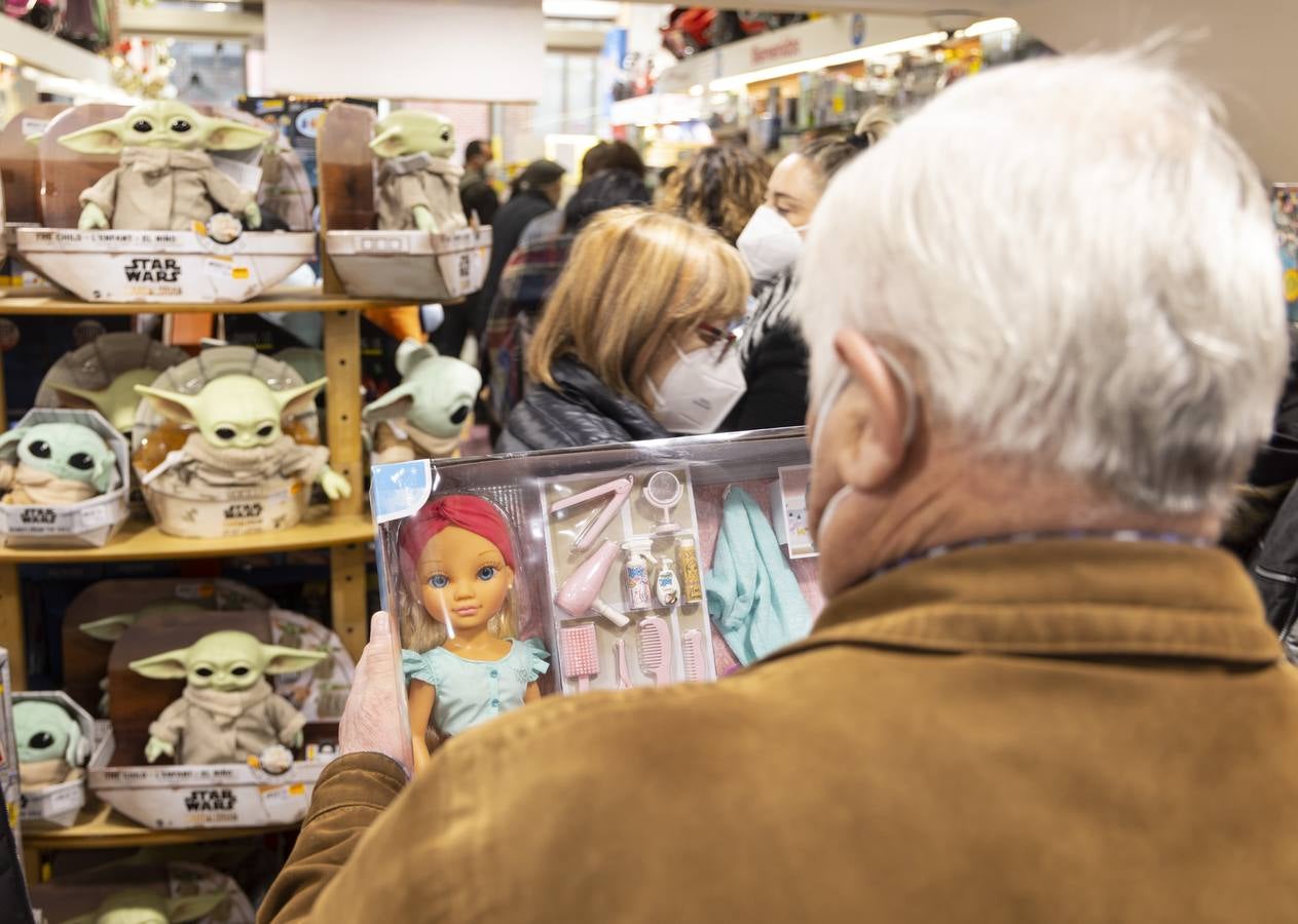 Fotos: Los comercios de Valladolid se llenan antes de la noche de Reyes