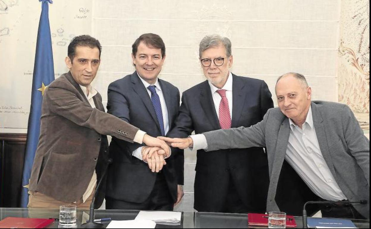 Vicente Andrés (CC OO), Alfonso Fernández Mañueco, Santiago Aparicio (CEOE Castilla y León) y Faustino Temprano (UGT), en la firma de un acuerdo del Diálogo Social. 